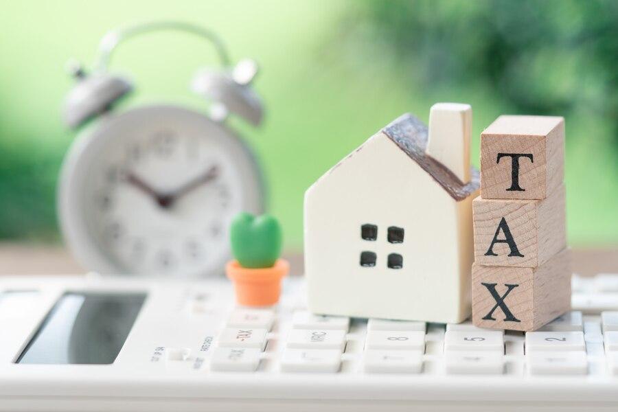 model-house-model-is-placed-wood-word-tax_24901-1165.jpg