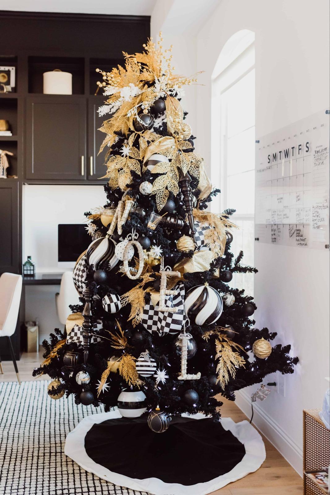 Black and Gold Xmas Tree, Taryn Newton