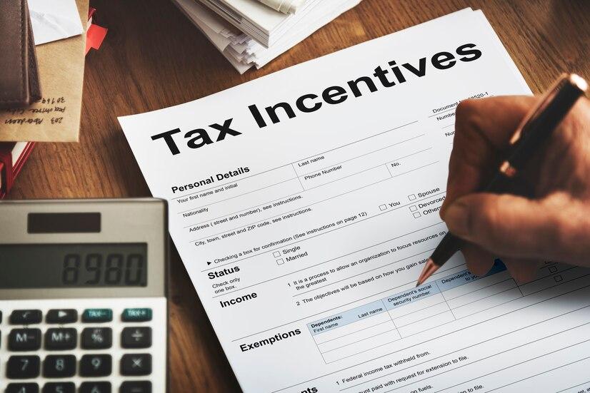 tax-incentive-audit-benefit-cash-payment-income-concept_53876-121195.jpg