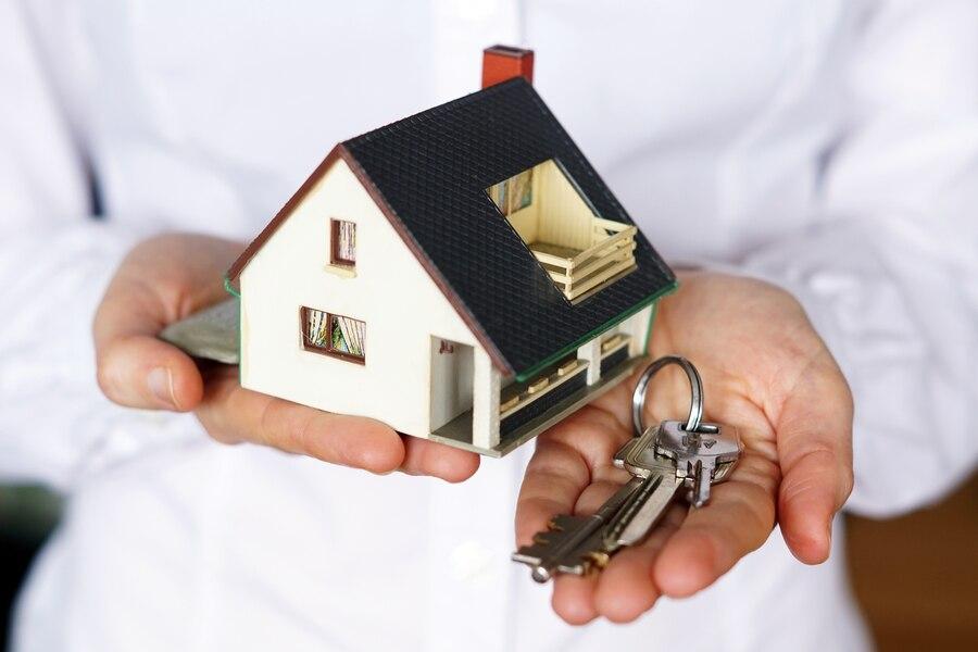 person-holding-keys-model-house_181624-27167.jpg